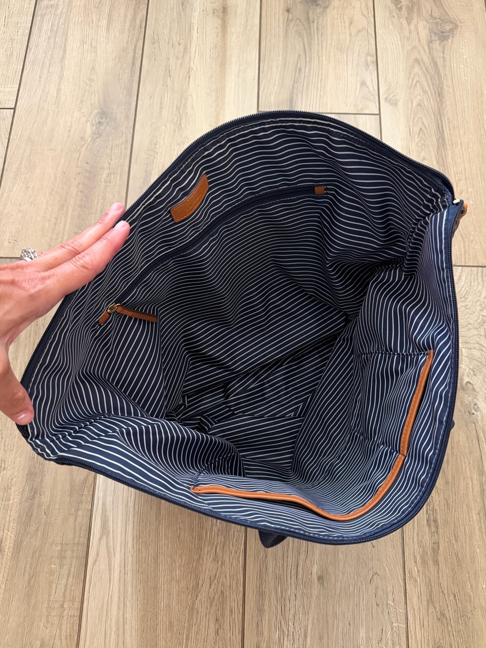 Stella & Dot Daytripper Expandable Tote + Complementing Hideaway Pouch - Picture 7 of 10